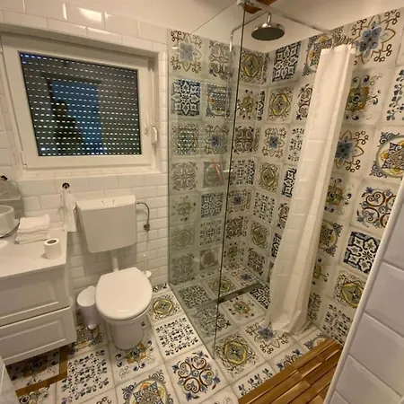 Apartma Kolpa-riverhouse Podzemelj 公寓